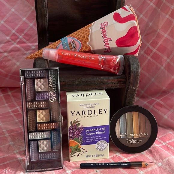 🎈SALE🎈🎀#8.MAKEUP BUNDLE🎀 - Picture 1 of 9